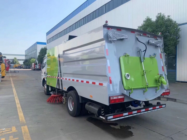 東風(fēng)大多利卡掃路車(2.5方水罐5方塵罐)