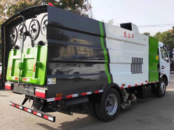 東風(fēng)小多利卡吸塵車(chē)（1方水罐4方塵罐）