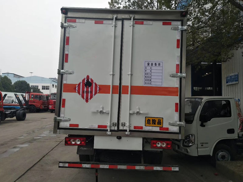 福田5.1米(6.7噸)易燃固體廂式車