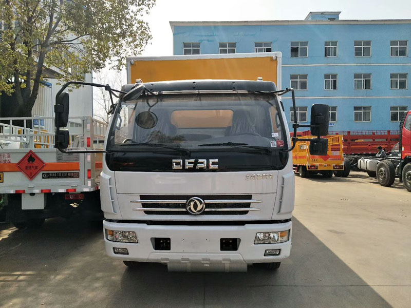 多利卡5.1米(6.4噸)液體廂式車(chē)