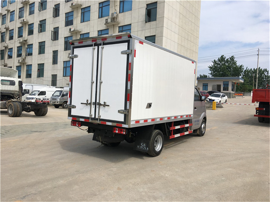 長(zhǎng)安跨越王后雙輪 3.35米冷藏車