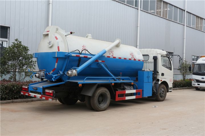 東風多利卡8方吸污車