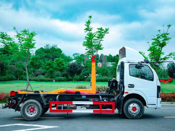 國(guó)六東風(fēng)多利卡8方車廂可卸式(鉤臂)垃圾車