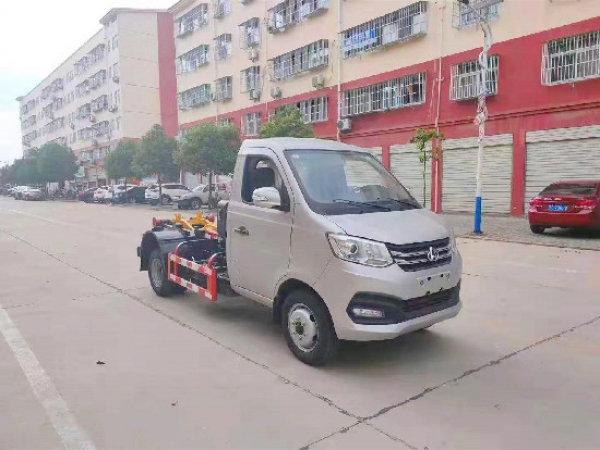 長(zhǎng)安國(guó)六汽油鉤臂(車廂可卸)式垃圾車(后雙輪)