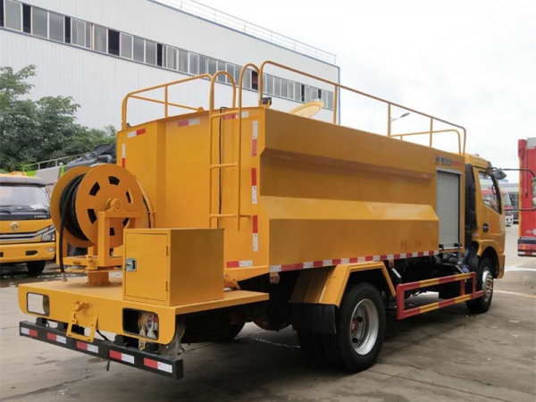 東風大多利卡8噸高壓清洗車