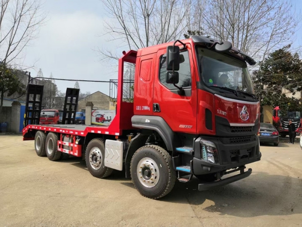 國六柳汽乘龍前四后八平板運輸車，挖機拖車