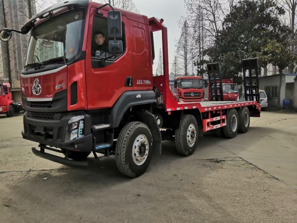 國六柳汽乘龍前四后八平板運輸車，挖機拖車