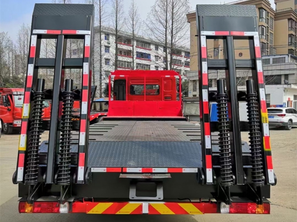 國六柳汽乘龍前四后八平板運輸車，挖機拖車