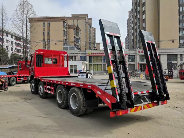 國六柳汽乘龍前四后八平板運輸車，挖機拖車
