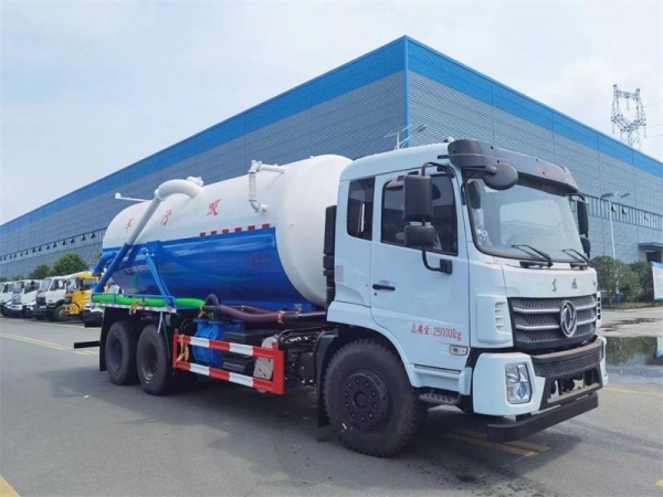 東風(fēng)D17后雙橋18方吸污車，配水循環(huán)泵加10米吸污帶。