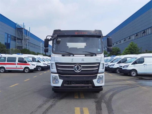 東風(fēng)D17后雙橋18方吸污車，配水循環(huán)泵加10米吸污帶。