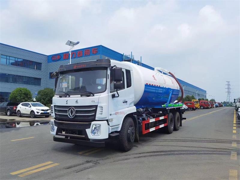 東風D17后雙橋18方吸污車，配水循環泵加10米吸污帶。