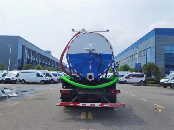 東風(fēng)D17后雙橋18方吸污車，配水循環(huán)泵加10米吸污帶。