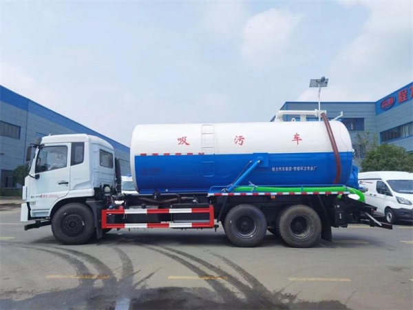 東風(fēng)D17后雙橋18方吸污車，配水循環(huán)泵加10米吸污帶。