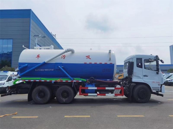 東風(fēng)D17后雙橋18方吸污車，配水循環(huán)泵加10米吸污帶。