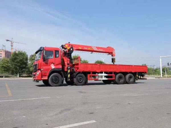 航天萬山14噸隨車吊平板運輸車